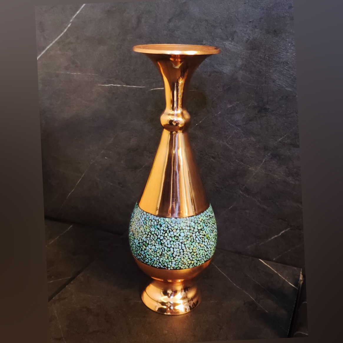 یک گلدان زیبای مسی فیروزه ای